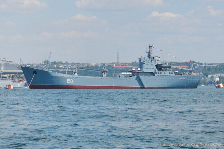 В порту Бердянска подняли затонувший в конце марта десантный корабль «Саратов»