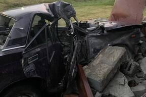 Водитель «семерки» протаранил гараж: погибла его пассажирка