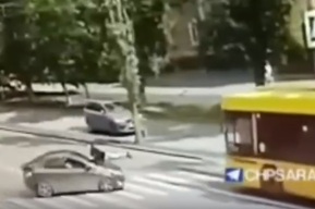На оживленной улице водитель иномарки остановился, чтобы пропустить пешехода, но сбил его: после этого мужчина попал под автобус (видео)