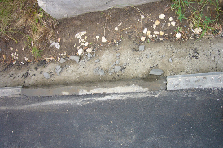 «Бордюрные камни не выдерживают даже дождя»: саратовец обратил внимание на то, как ремонтируют тротуары на Навашина