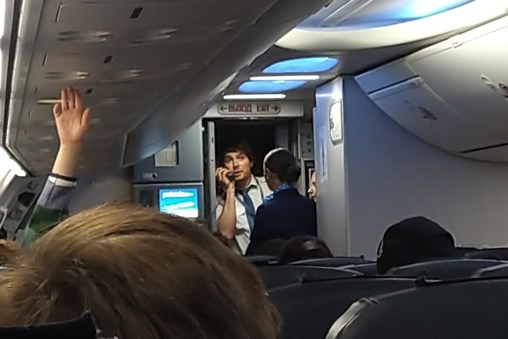 Очевидец: на борту рейса Саратов — Санкт-Петербург пассажирке стало плохо и самолёт пришлось посадить в Москве