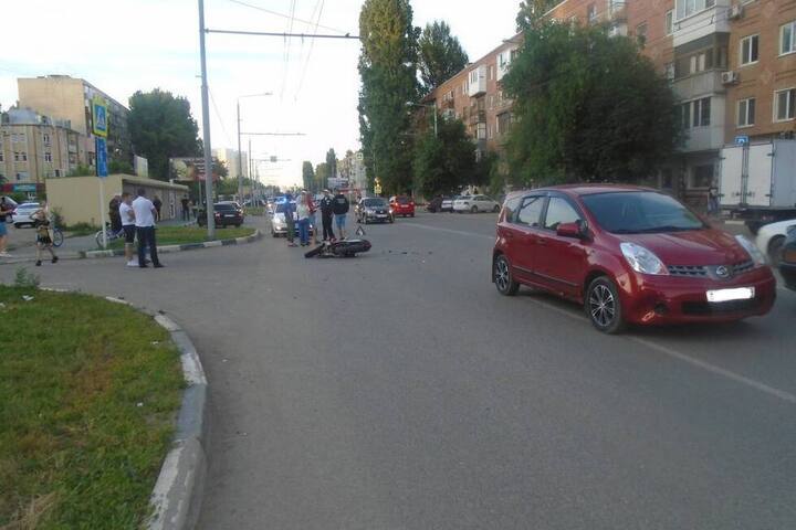 В Энгельсе 18-летний мотоциклист попал в больницу после столкновения с Nissan