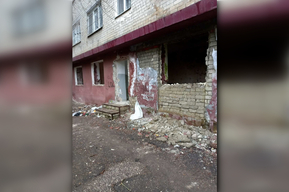 «В любой момент можно не проснуться»: горожанка боится жить в разрушающемся доме в Заводском районе