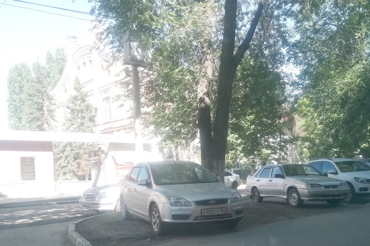 Горожанку возмутили припаркованные на зелёной зоне машины у здания СГЭТ