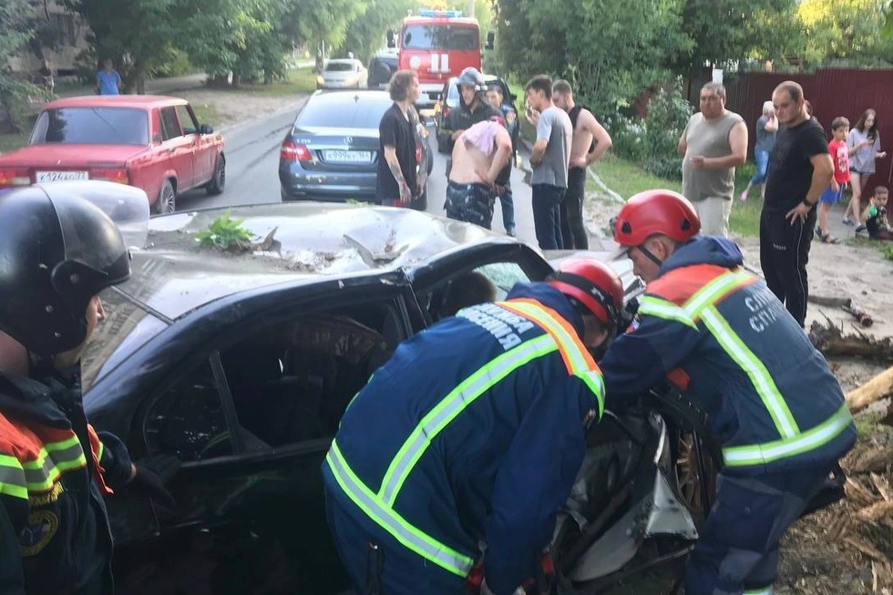 На Новоузенской водитель Hyundai врезался в дерево: четверо мужчин попали в больницу