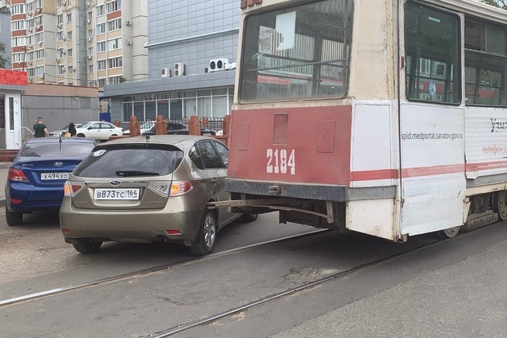 ДТП с иномаркой в центре Саратова парализовало движение трамваев четырёх популярных маршрутов