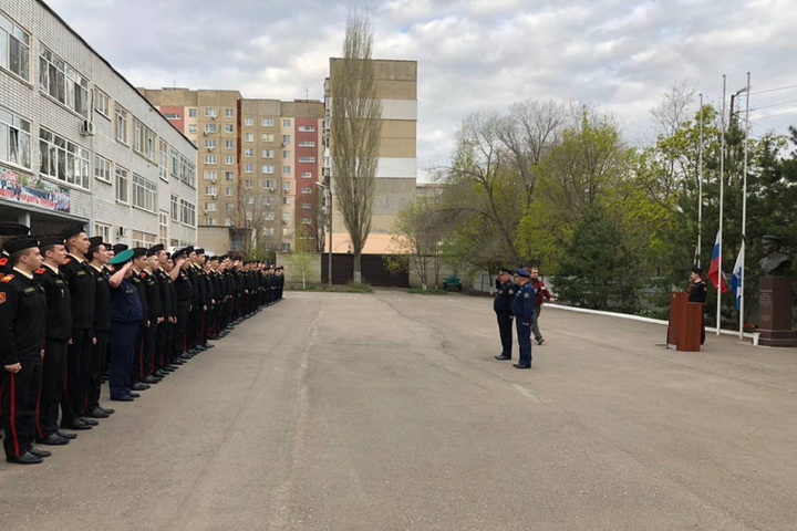 Федеральных денег на установку флагов хватило только для 317 саратовских школ