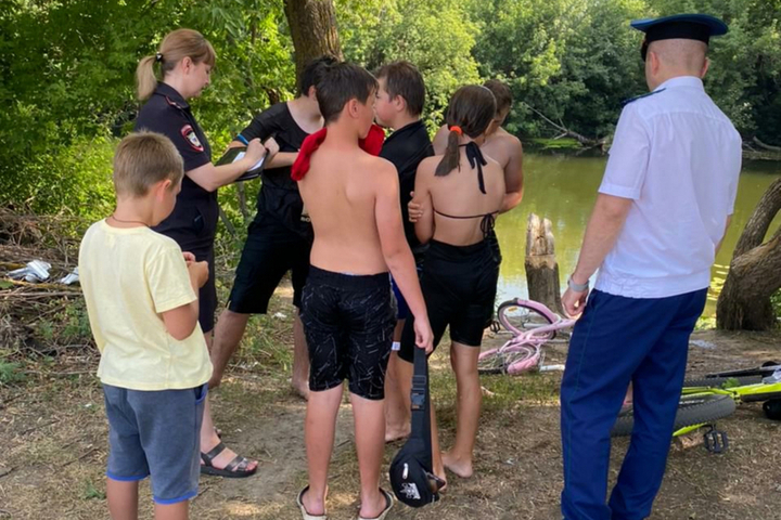 После утопления подростка в Калининске прокуроры нашли десятки купающихся без присмотра детей: глава района получил представление