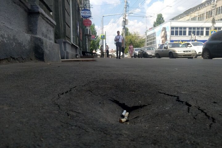 На тротуаре в Волжском районе вновь провалился асфальт