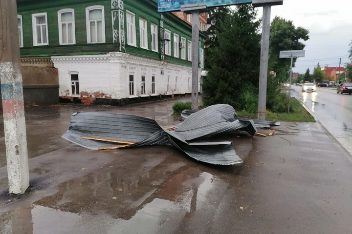 Сильный ветер сорвал кровлю со здания администрации и налоговой в Пугачеве