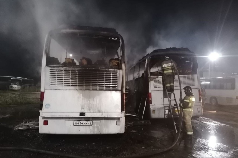 Ночью сгорели два пассажирских автобуса. В МЧС выясняют причину пожара