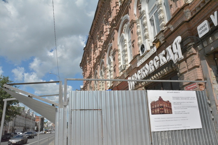 В Саратове началась реконструкция одного из знаковых архитектурных памятников: эксперты рассказали, что планируется сделать в гостинице
