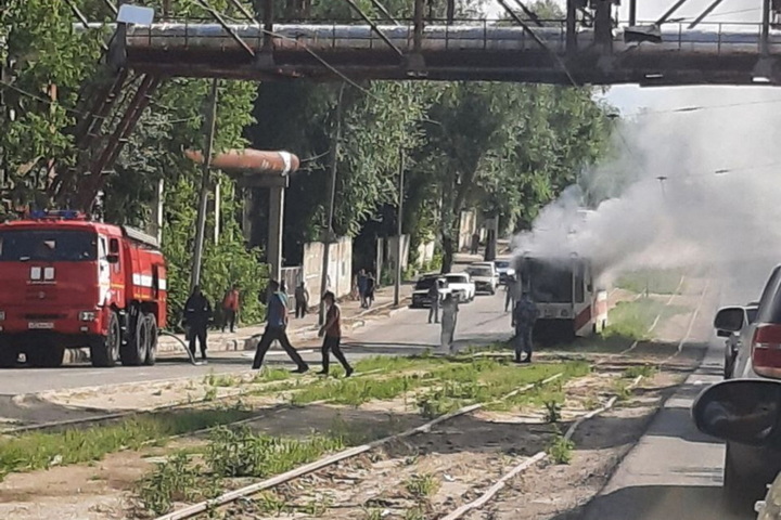 В Саратове пожар полностью уничтожил трамвайный вагон (видео)