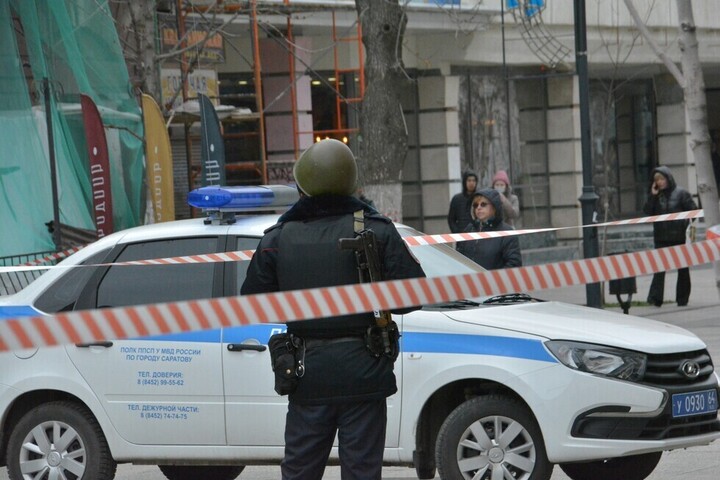 Полицейские вычислили молодого жителя Саратова, подозреваемого в «минировании» ТЦ