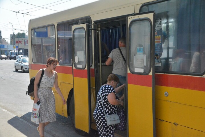 В присоединенных к Саратову селах проезд в автобусах стоит в пять раз дороже, чем в городе: жители жалуются, но ничего не меняется