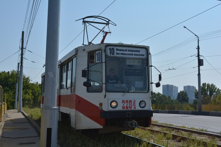 Сход вагонов, ДТП, поломки: утро в Саратове началось с массового простоя электротранспорта