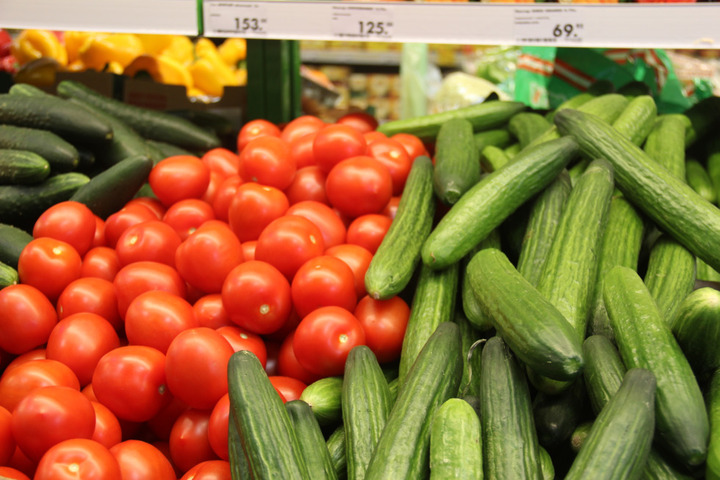 Сосиски, гречка и овощи. Названы продукты, которые в регионе за неделю подешевели заметнее всего