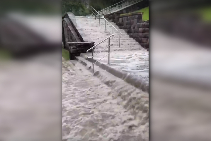 «Саратовские водопады»: из-за ливня в городе затопило набережную (видео)