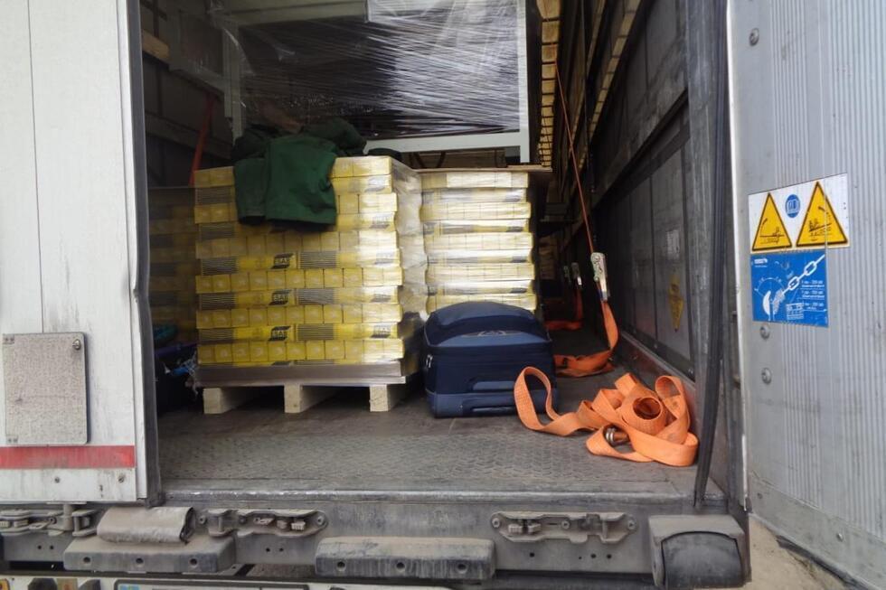 Пограничники не пустили в регион два грузовика, в которых нашли вызывающие наркотическую зависимость лекарства и БАДы
