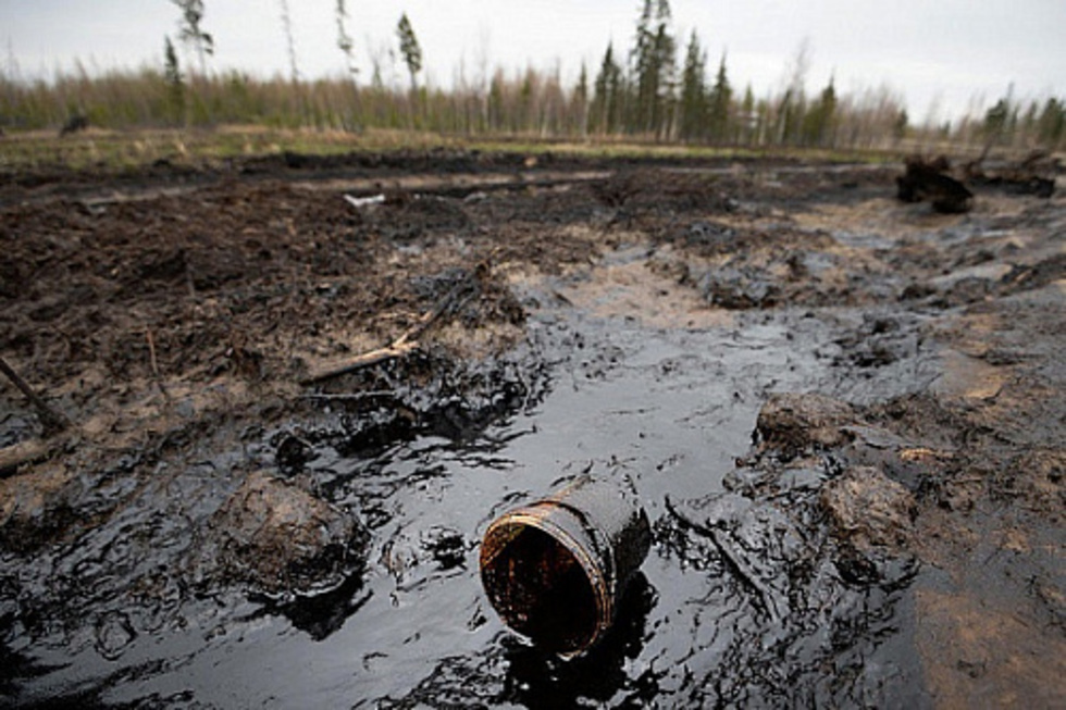 В Энгельсском районе 15 человек пытались ликвидировать разлитую нефть