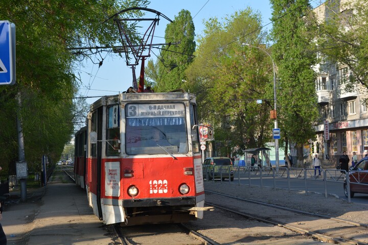 Сход с рельсов и поломка пантографа: утро для саратовцев снова началось с простоя трамваев