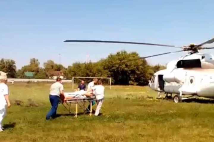 Борт санавиации доставил упавшего с высоты пациента из села в больницу Саратова (видео)