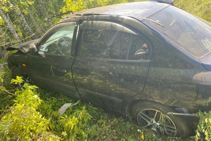 Hyundai вылетел с дороги и врезался в деревья: госпитализирован подросток