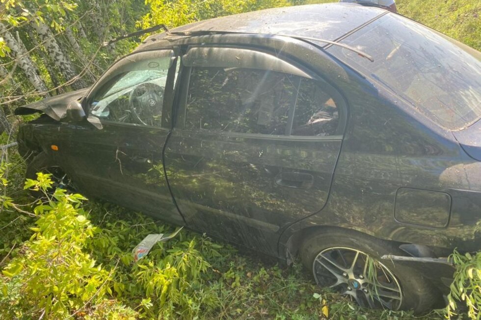 Hyundai вылетел с дороги и врезался в деревья: госпитализирован подросток
