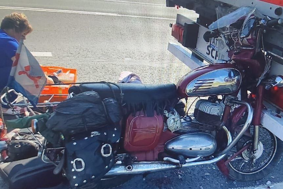 Пожилой мотоциклист не справился с управлением и врезался в стоящий грузовик: мужчина в больнице