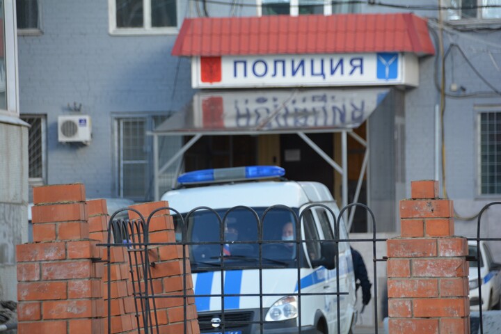 Саратовца отправили в колонию строгого режима за пьяное нападение на сотрудника МВД в отделе полиции