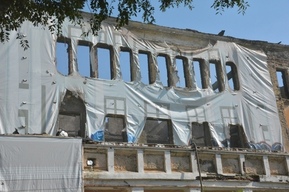 Дом офицеров в Энгельсе после пожара остался без крыши и зрительного зала: показываем, что осталось от легендарного памятника