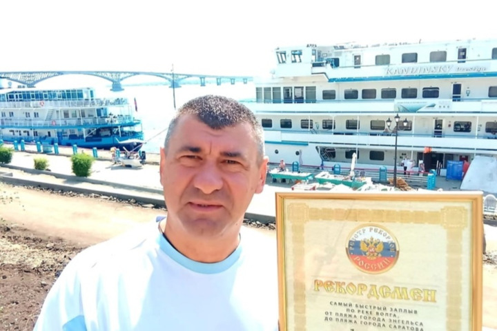 Бывший начальник УМВД по Саратову преодолел более 7 километров по Волге и стал рекордсменом