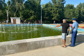 В Саратове 8-летний мальчик покалечился при купании в фонтане