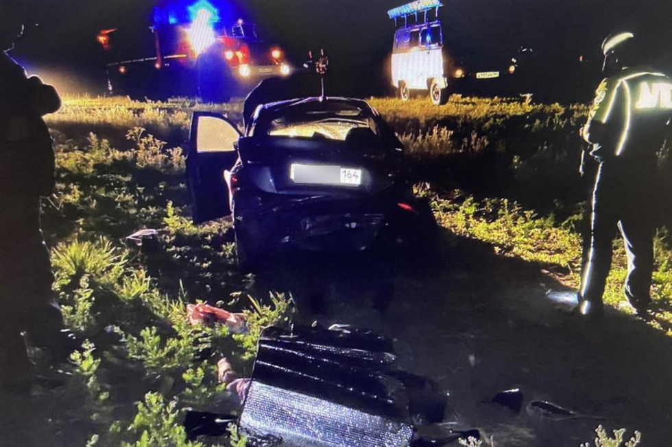 Ночью на саратовских трассах мужчина из Hyundai погиб в кювете, неопознанный водитель «десятки» — в столкновении с грузовиком