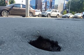 «Классический провал»: саратовец нашел два дефекта на новых тротуарах возле ТЮЗа