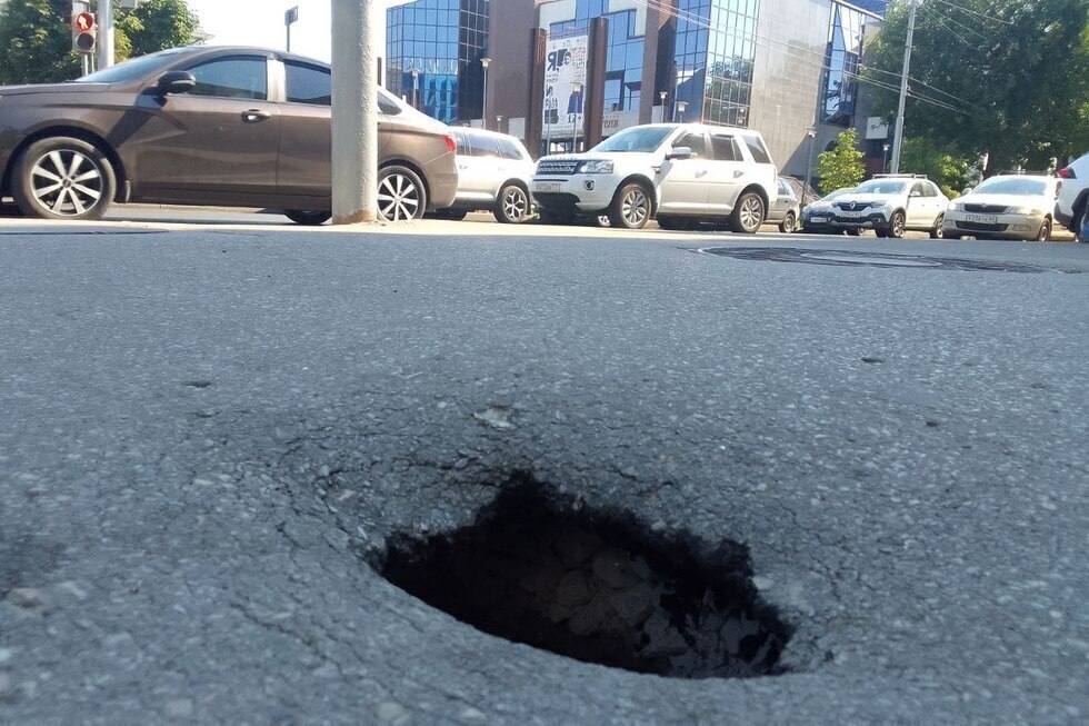 «Классический провал»: саратовец нашел два дефекта на новых тротуарах возле ТЮЗа