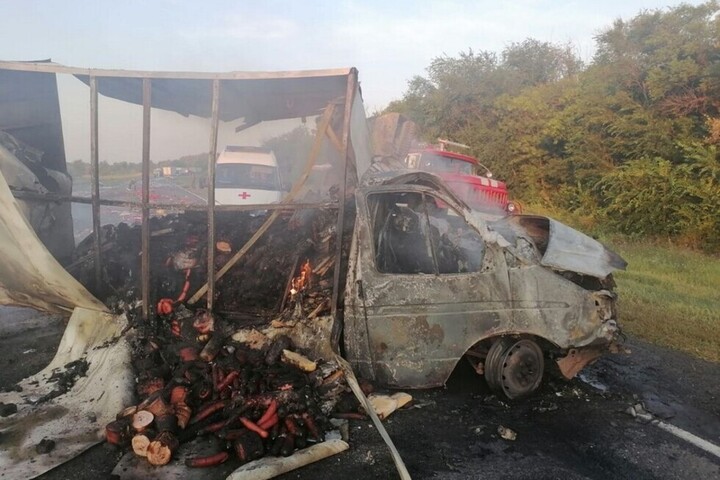 В Вольском районе «ГАЗель» загорелась после столкновения с фурой: водитель погиб, федеральная трасса перекрыта