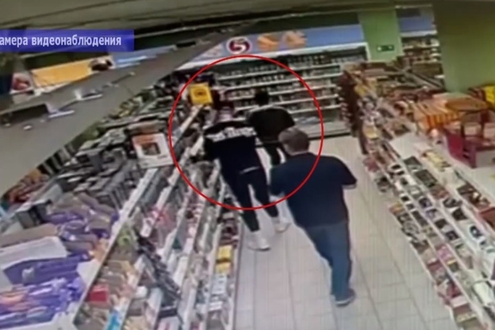 Двое мужчин хотели спрятать украденные из магазина товары в куртках, но приятелей заметили по камерам и заперли в магазине до приезда полиции (видео)