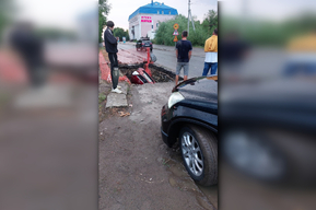 Из-за шторма в Саратове несколько машин попали в ямы