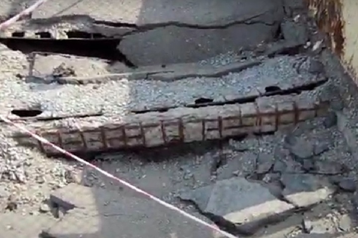 Провалы на тротуарах, трещины и отваливающиеся перила: саратовцы показали на видео, как выглядит мост в Заводском районе, который будут ремонтировать только в следующем году