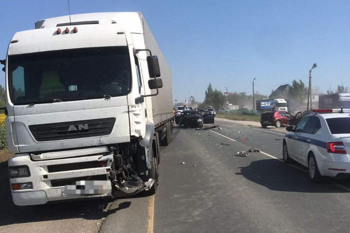В массовом ДТП с участием грузовика пострадали пять человек, включая двух детей