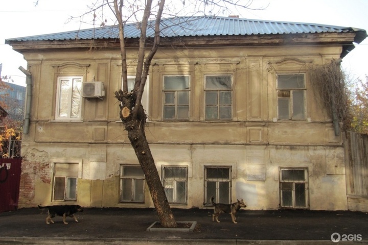 Владелец участка в центре Саратова, на котором планируется строительство офисного здания, через суд добилась исключения соседнего дома из списка памятников
