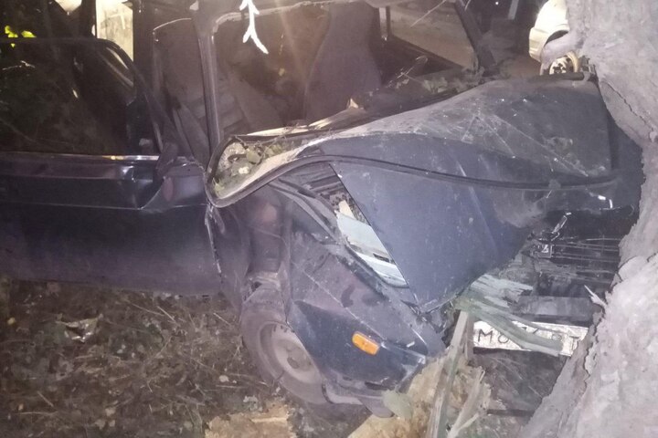 В Лысогорском районе отечественная легковушка врезалась в дерево: трое в больнице 