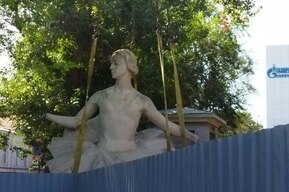 К саратовскому театру оперы и балета после реставрации вернули скульптуру балерины, которую убирали почти два года назад