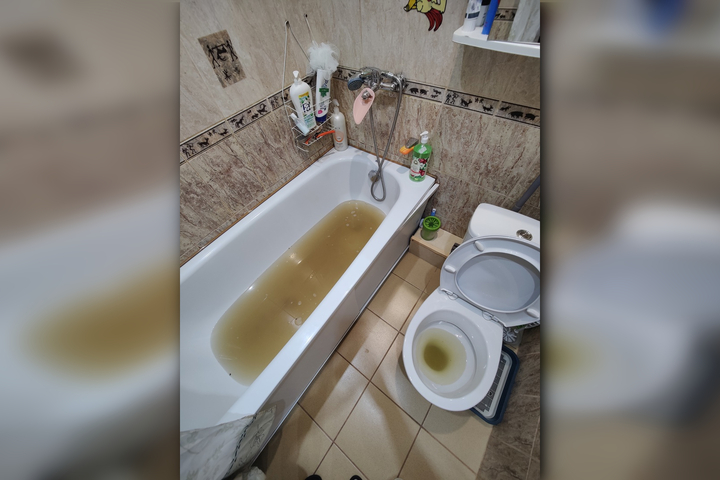 «Чужие фекалии выплывают из унитаза и раковины на пол»: покровчанин рассказал о проблемах с канализацией в старом жилом доме