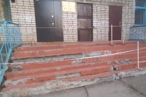 Жительница Пугачева переживает, что разрушенное крыльцо детского сада не успеют отремонтировать до 1 сентября. Комментарий администрации