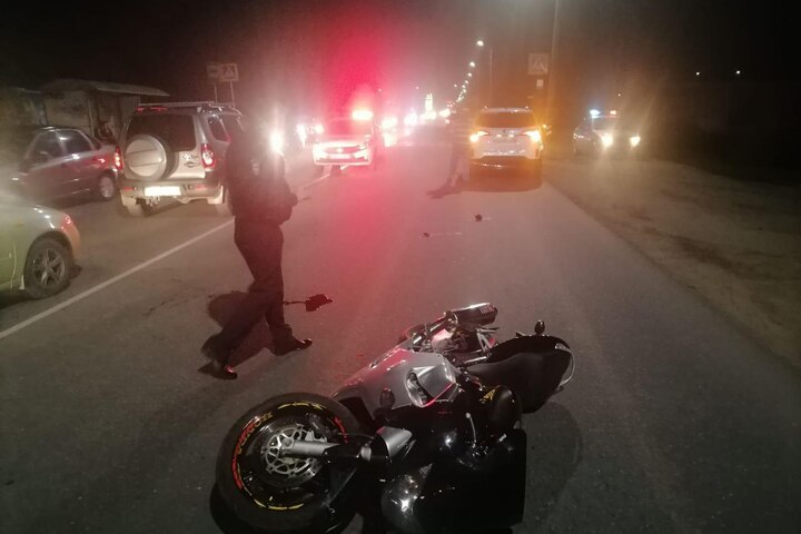 Мотоциклист попал в больницу после столкновения с иномаркой в Балаково 