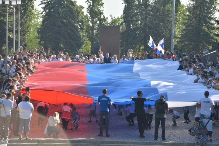 В Парке Победы сто многодетных семей растянули 90-метровый флаг России