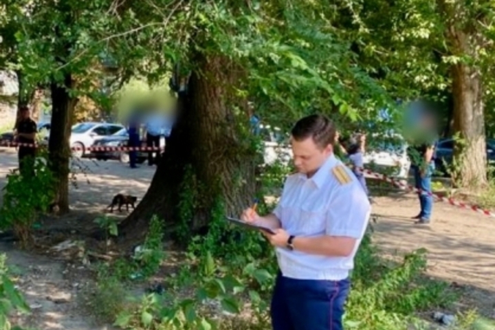 У дома в Заводском районе обнаружили труп 37-летнего мужчины с пакетом на голове и травмами на теле
