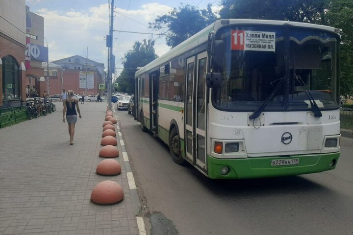 В автобусе №11 упала пенсионерка, в маршрутке №83 — мужчина: оба в больнице 